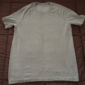 Men’s Lululemon shirt